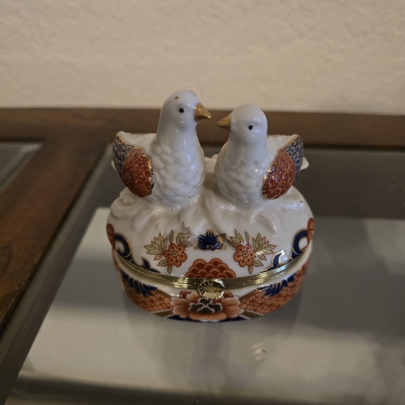 Porclain hand painted love bird trinket box Andrea by Sadek - Picture 2 of 12